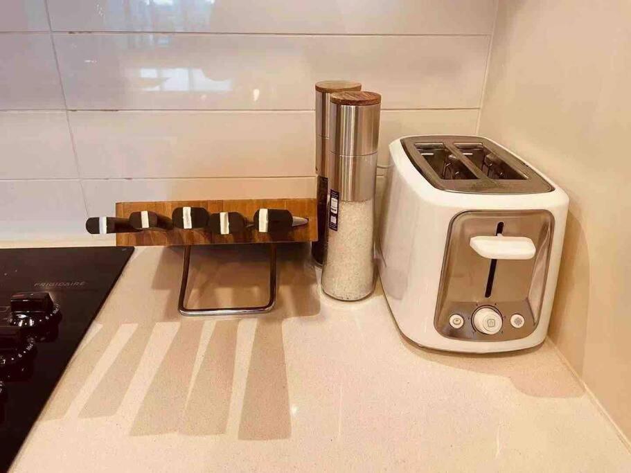 Modern 2 Bedroom Ocean Views Victoria Downtown Free Parking المظهر الخارجي الصورة