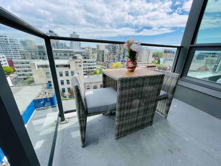 Modern 2 Bedroom Ocean Views Victoria Downtown Free Parking المظهر الخارجي الصورة