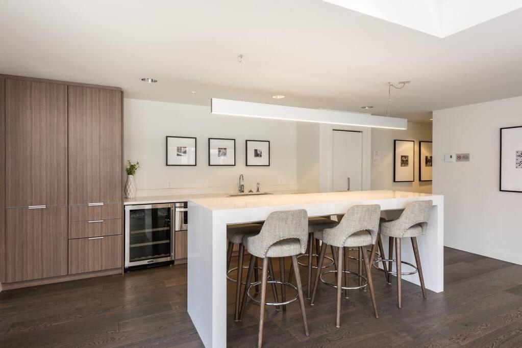 Modern 2 Bedroom Ocean Views Victoria Downtown Free Parking المظهر الخارجي الصورة