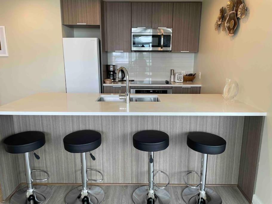 Modern 2 Bedroom Ocean Views Victoria Downtown Free Parking المظهر الخارجي الصورة